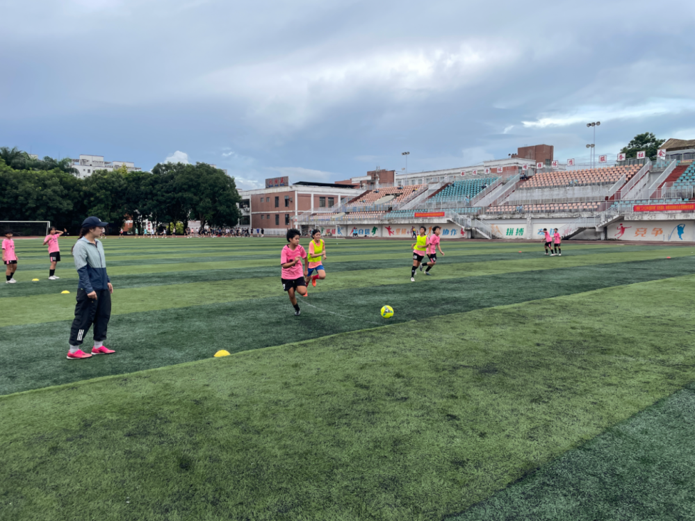 雷火电竞亚洲先驱-包含眼见为实：一场备受瞩目的足球盛宴即将拉开序幕的词条