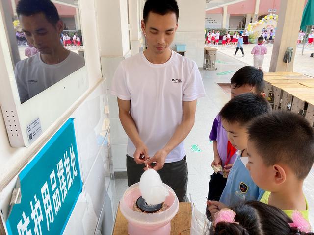 足球比赛缤纷多彩，观众沉浸其中