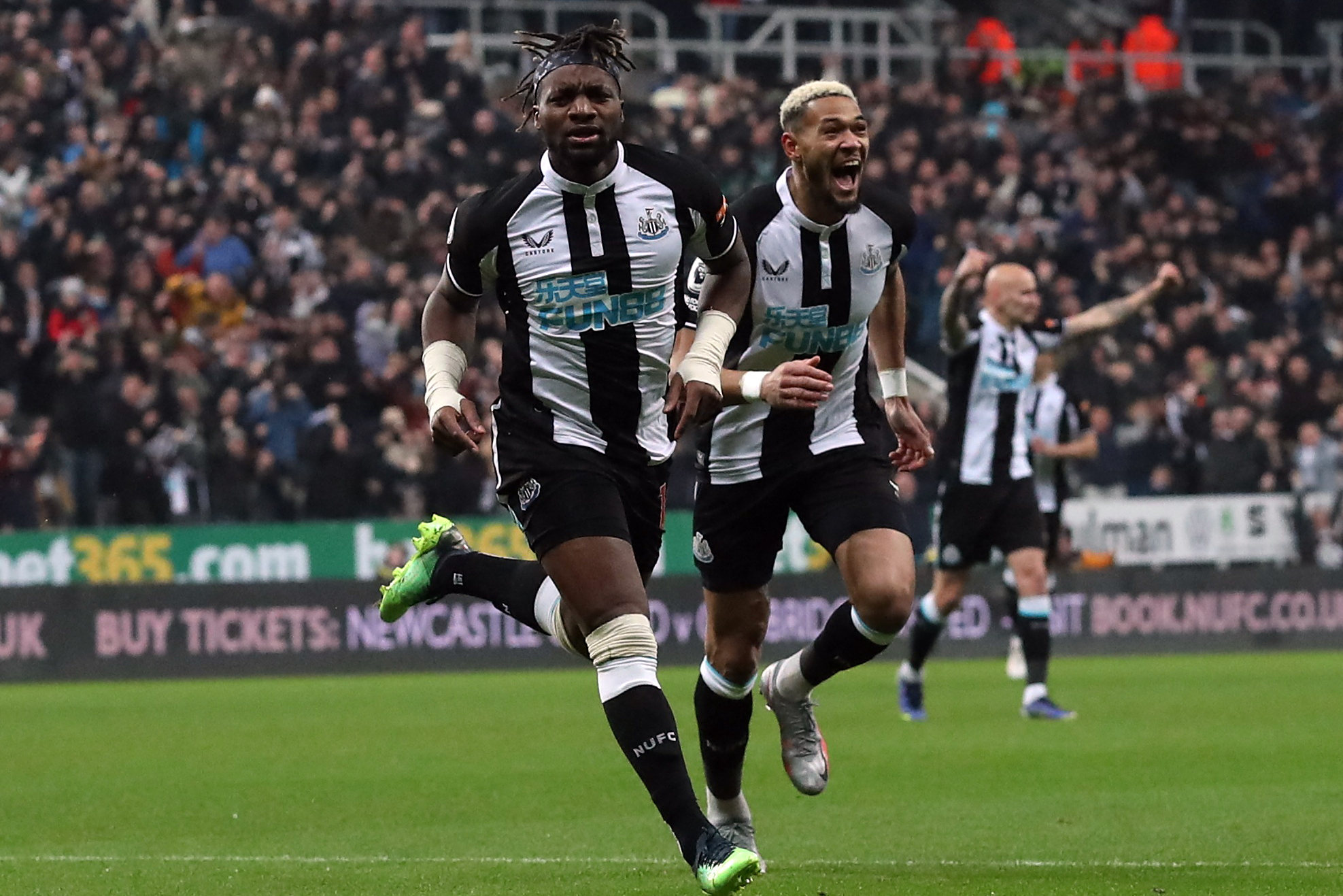 包含纽卡斯尔客场挑战曼联，双方对决引人期待的词条