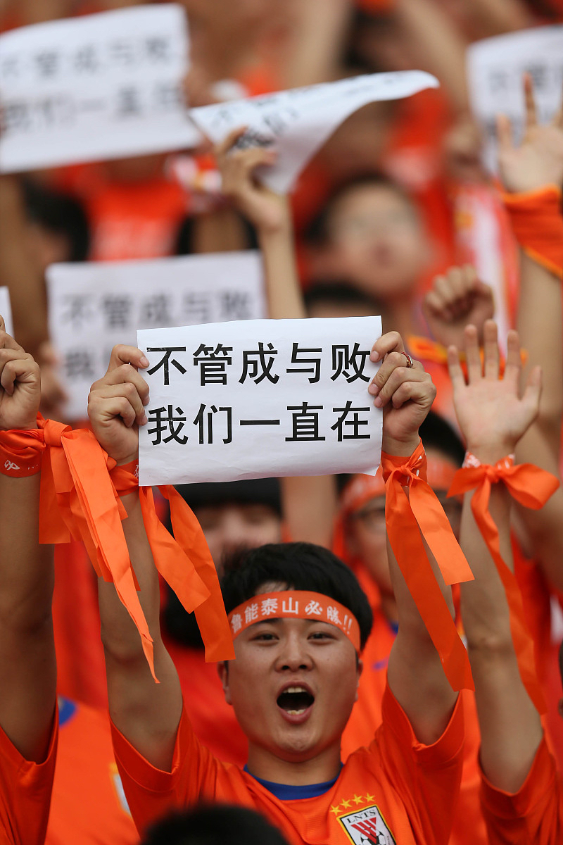 马赛球迷为球队加油助威决胜关键