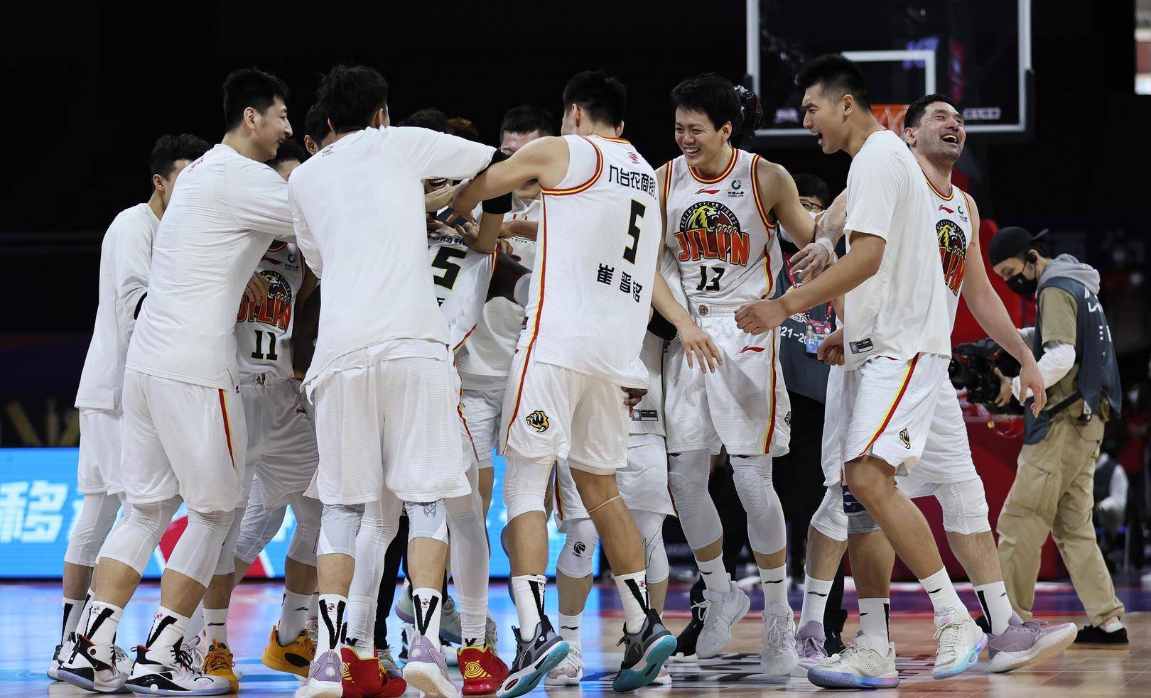 关于职业篮球联赛火爆展开,各队实力悬殊的信息 关于职业篮球联赛火爆展开,各队实力悬殊的信息