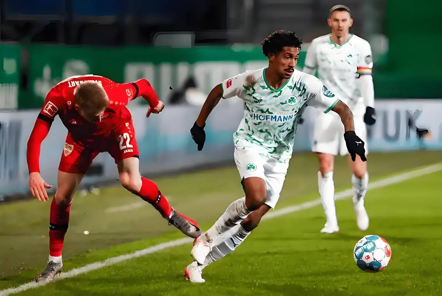 雷火电竞简介-关于帕德博恩队员团结一致，取得关键胜利的信息