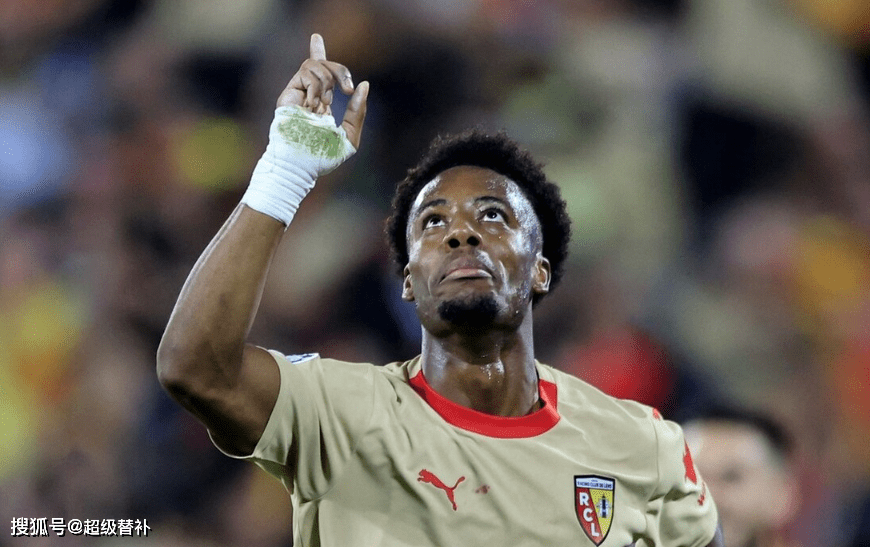 朗斯球员多次进球,攻击手势犀利 朗斯球员多次进球,攻击手势犀利