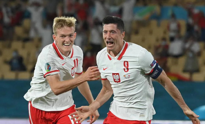 包含瑞典逆转丹麦，莱万扛起全队的词条