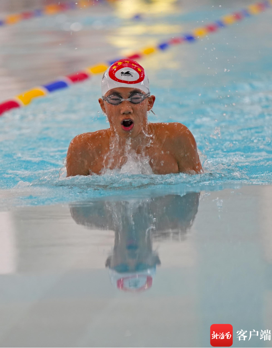 游泳比赛激情澎湃,选手奋力向前 游泳比赛激情澎湃,选手奋力向前